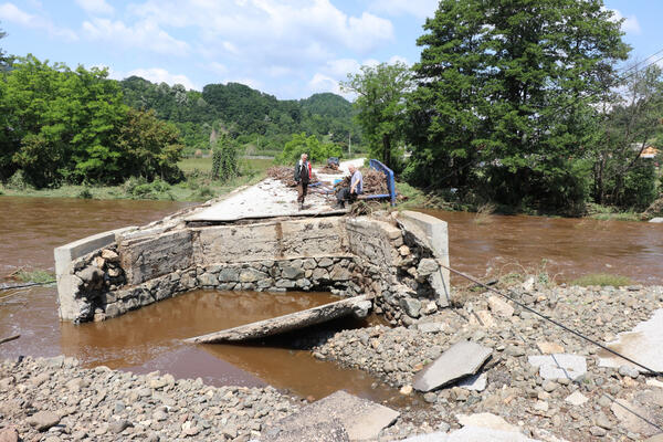 POPLAVE PARALIŠU SRBIJU, VANREDNA SITUACIJA U 7 OPŠTINA: Situacija se ne smiruje, RHMZ izdao novo upozorenje