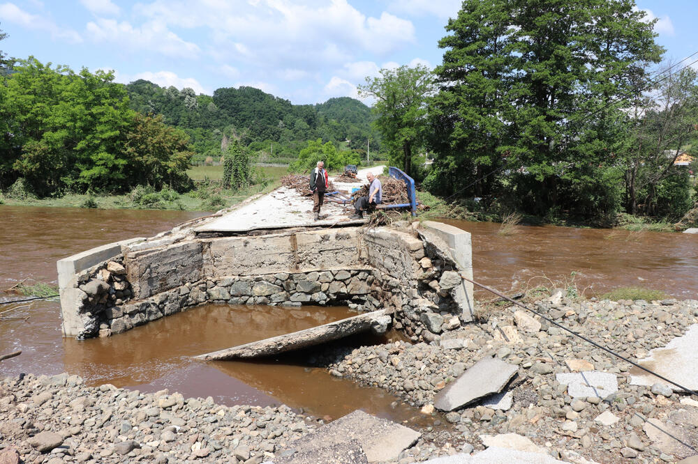 POPLAVE PARALIŠU SRBIJU, VANREDNA SITUACIJA U 7 OPŠTINA: Situacija se ne smiruje, RHMZ izdao novo upozorenje