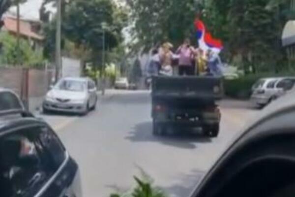 SVATOVI SE POTRPALI U PRIKOLICU KAMIONA, UGURALI I TRUBAČE: Ljudi gledaju i ne veruju, gde li je mlada stala? VIDEO