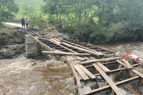 POPLAVE NAPRAVILE KATASTROFU I U GORNJEM MILANOVCU: Uzlile se bujične reke, uvedena vanredna situacija! (FOTO)