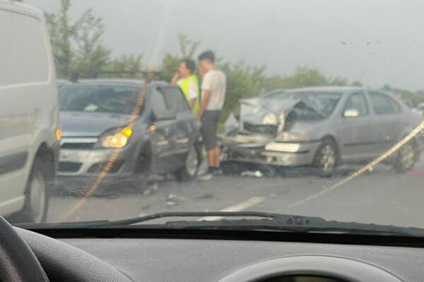 TEŠKA SAOBRAĆAJNA NESREĆA KOD ČAČKA: U sudaru 2 automobila povređena devojka! (FOTO)