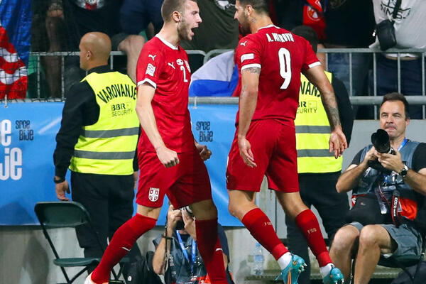 OPET GOL GLAVOM SRBIJE, MITROVIĆU JE TO KAO DOBAR DAN: Asistent Tadić "slomio" rivala majstorskim driblingom! VIDEO