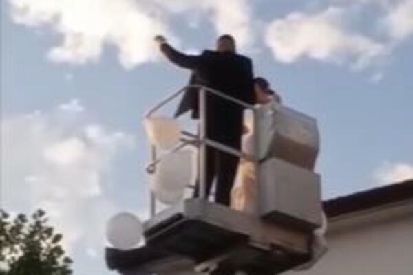 BOLJE DA PROPADNE SELO NEGO OBIČAJI: Mladenci iz Gruda postali HIT na internetu, ovo je ŠOU! (VIDEO)