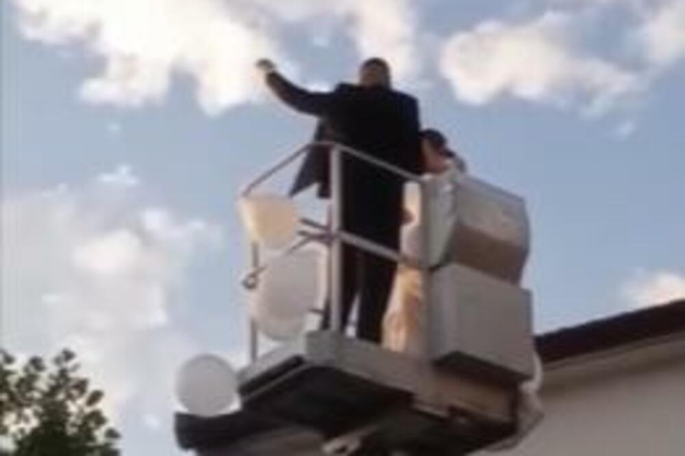 BOLJE DA PROPADNE SELO NEGO OBIČAJI: Mladenci iz Gruda postali HIT na internetu, ovo je ŠOU! (VIDEO)