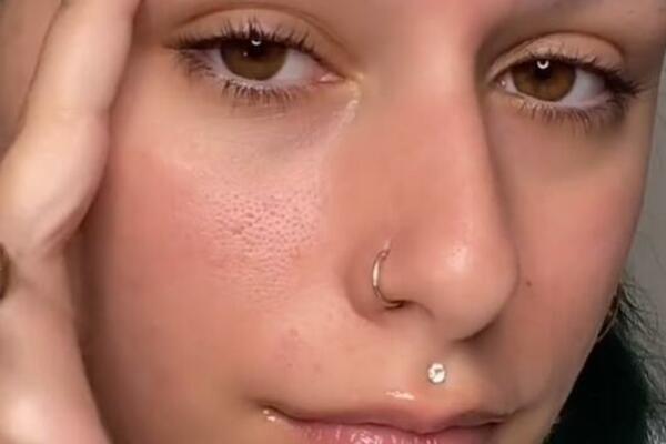 DEVOJKA SVAKI DRUGI DAN RADI OVU STVAR SVOM TELU: "Imam guste dlačice..." (VIDEO)