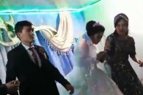 "KAKO SE RAZVESTI ZA PAR SEKUNDI...": Mladoženja uradio nešto UŽASNO na samom VENČANJU - NEČUVENO! (VIDEO)