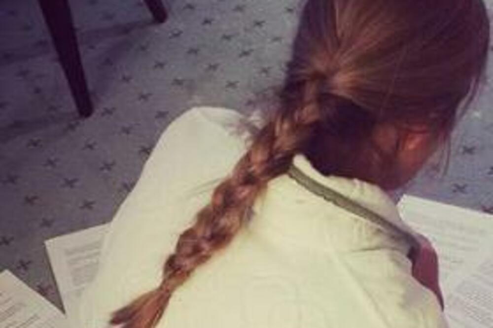 JELENA ĐOKOVIĆ NA KOLENIMA RADI OVU STVAR, NIJE ZNALA DA JE SNIMAJU: Svi se pitaju GDE JE NOVAK (FOTO)