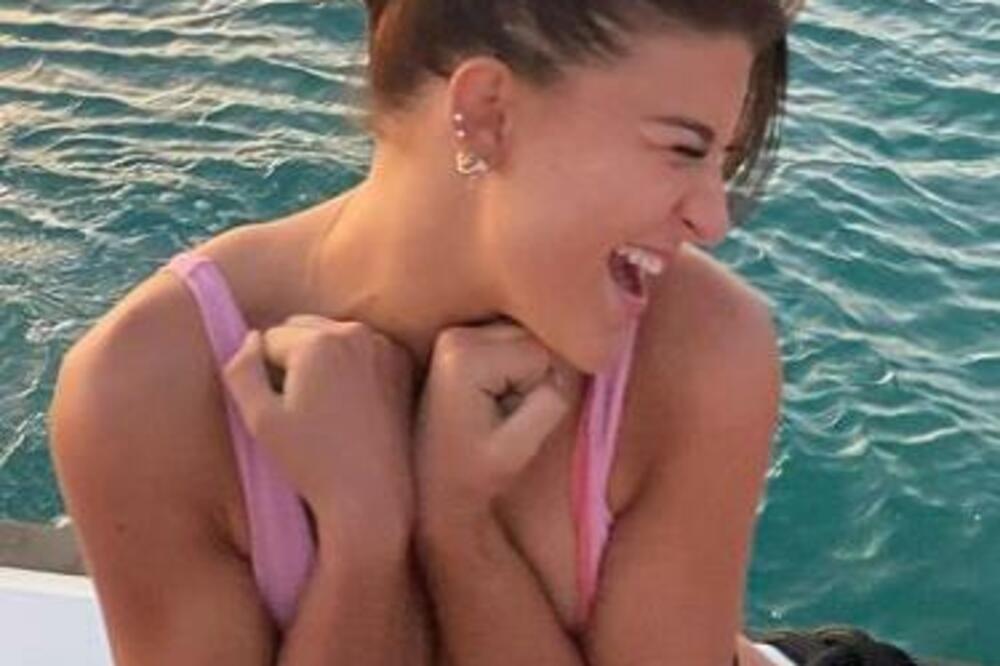 ĆERKA NAJBOGATIJEG LIKA NA PLANETI UMALO POKAZALA BRADAVICE: Naoštrile se dok je stajala PORED NJEGA (FOTO)