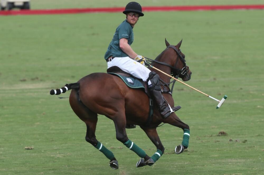 SLAVNI KRALJEVIĆ DOŽIVEO NEZGODU TOKOM OMILJENOG SPORTA: Svi se digli na NOGE da mu POMOGNU! (FOTO)