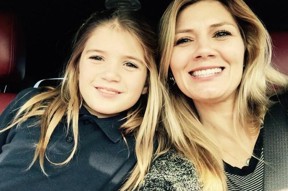 LEŽALA JE NEPOMIČNA POD VODOM: A onda je njena 5-godišnja ĆERKA uradila NAJHRABRIJU STVAR (VIDEO)