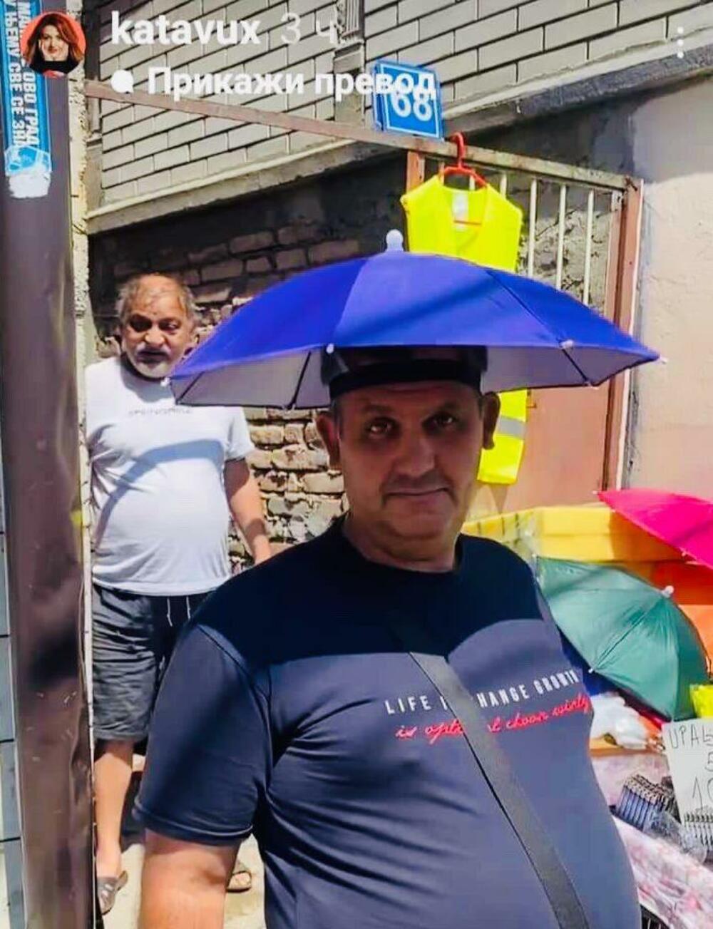 Čovek prodaje laptopove, a šećer daje gratis