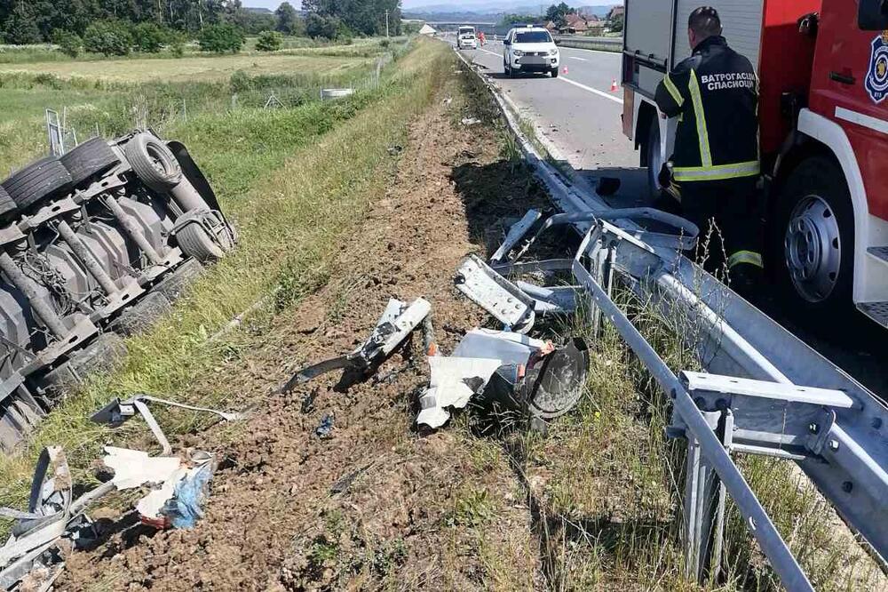 VATROGASCI VADILI POVREĐENOG VOZAČA: Strašna nesreća na auto-putu, prevrnuo se ŠLEPER!