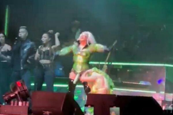 SKANDALČINA! PEVAČICA NA NASTUPU PRED SVIMA IZVADILA DILDO I KRENULA U AKCIJU: Da li je ona normalna?! (VIDEO)