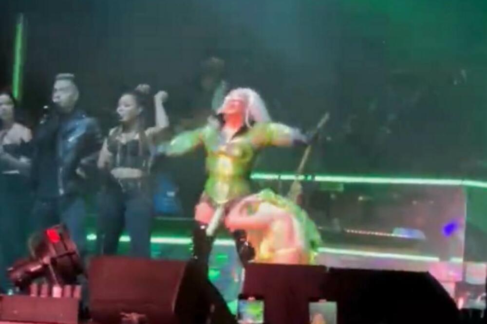 SKANDALČINA! PEVAČICA NA NASTUPU PRED SVIMA IZVADILA DILDO I KRENULA U AKCIJU: Da li je ona normalna?! (VIDEO)