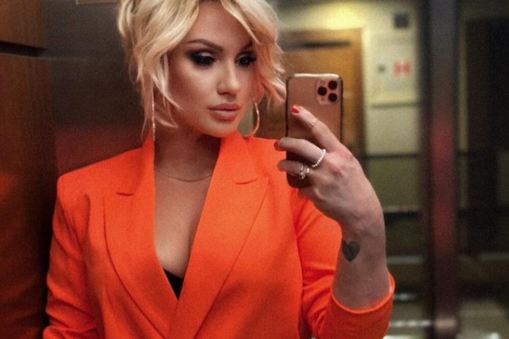 HAOS NA ANINOM NASTUPU U SOLUNU: Grk HITNO PREKINUO pevanje, desila se DRAMA!