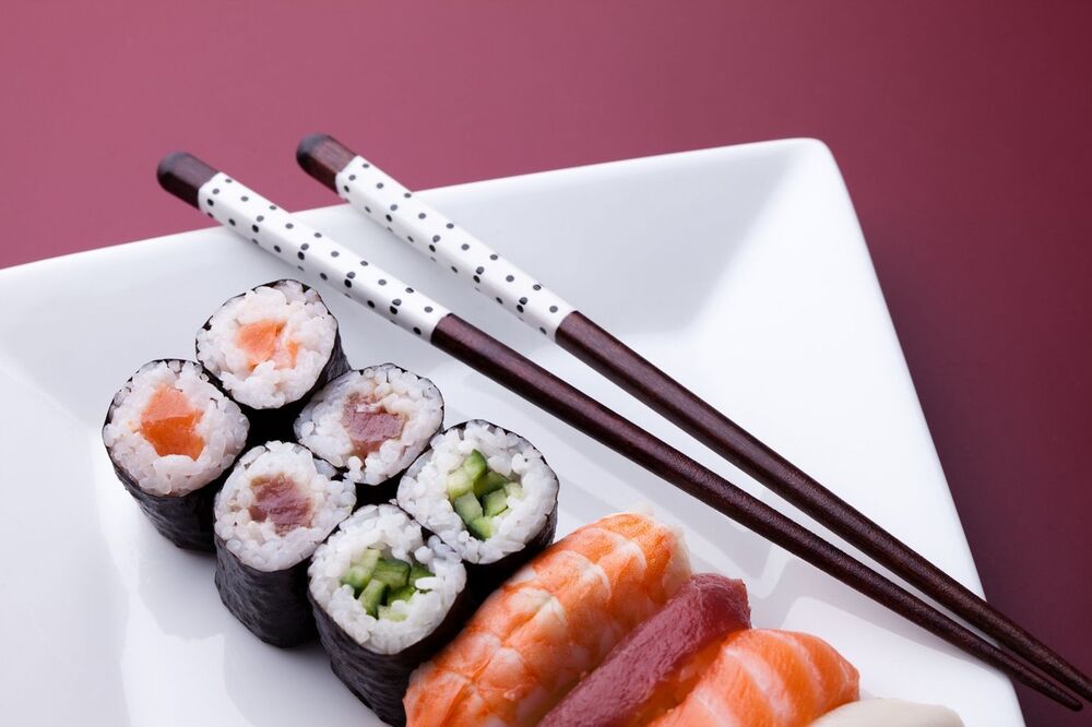 Za večeru voli da jede suši