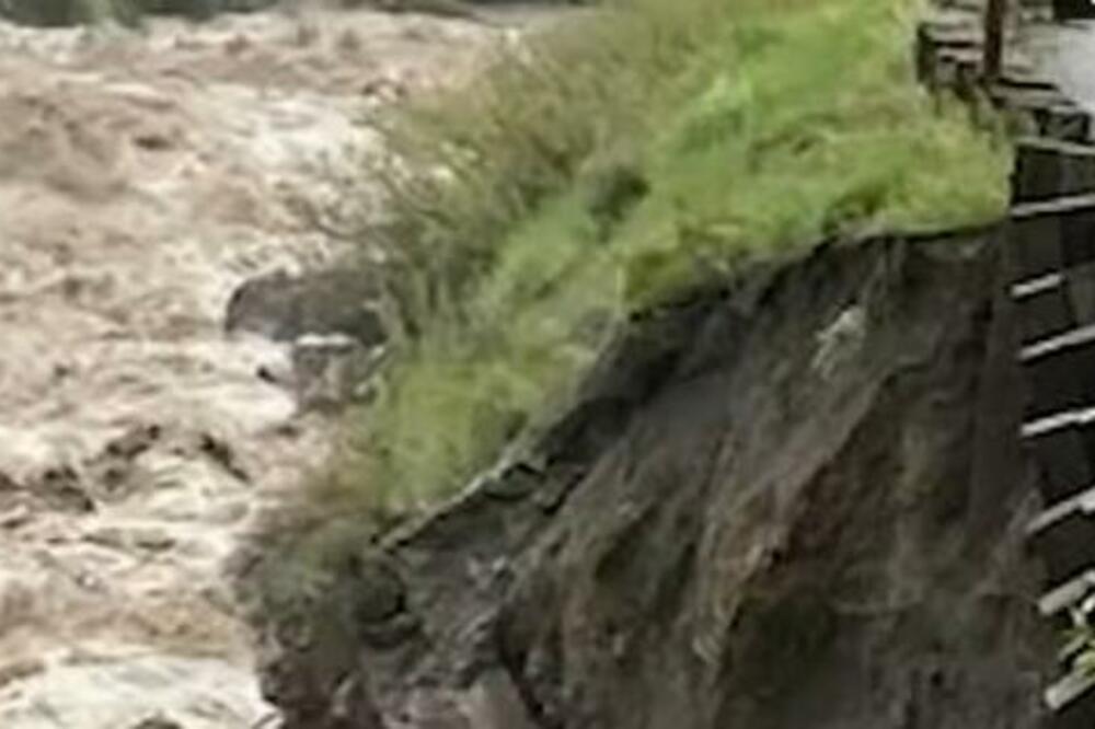 STRAVIČNE POPLAVE UNIŠTILE NACIONALNI PARK: Bujica nosila puteve, mostove, i KUĆE - jeziva NEPOGODA! (VIDEO)