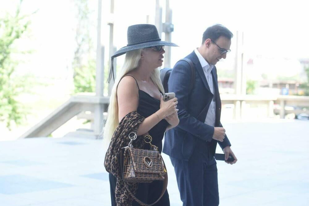 KARLEUŠA STIGLA U BEOGRAD I TO JAKO LJUTA: Evo zbog čega je na aerodromu POBESNELA, kao i sa KIM JE!