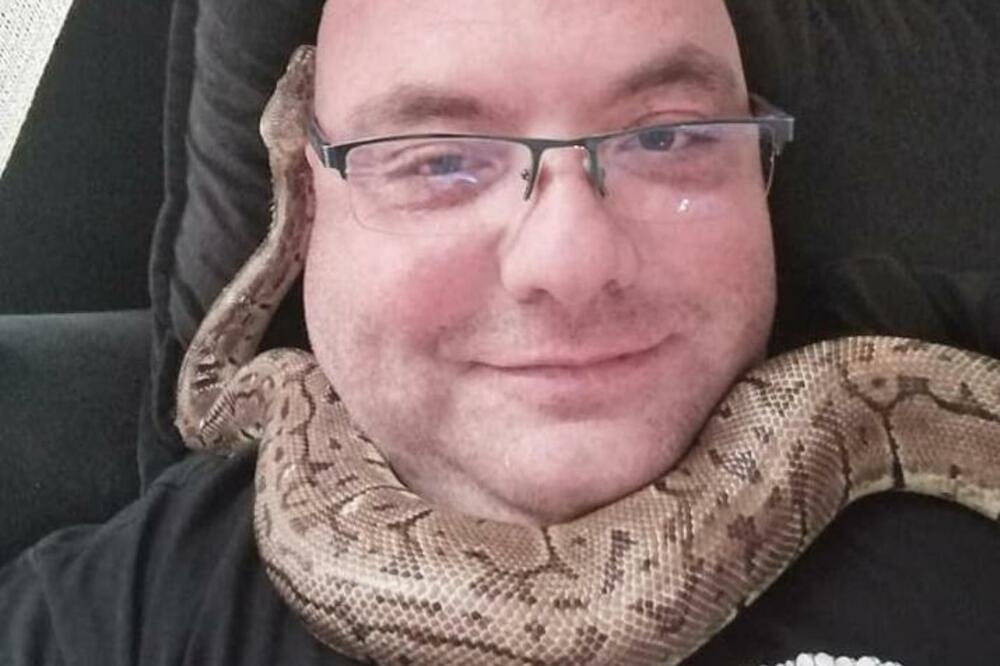 POGLEDAJTE SAMO OVE REFLEKSE! Vladica podelio snimak kako hvata zmije, JEDNU STAVIO U DŽEP (VIDEO)