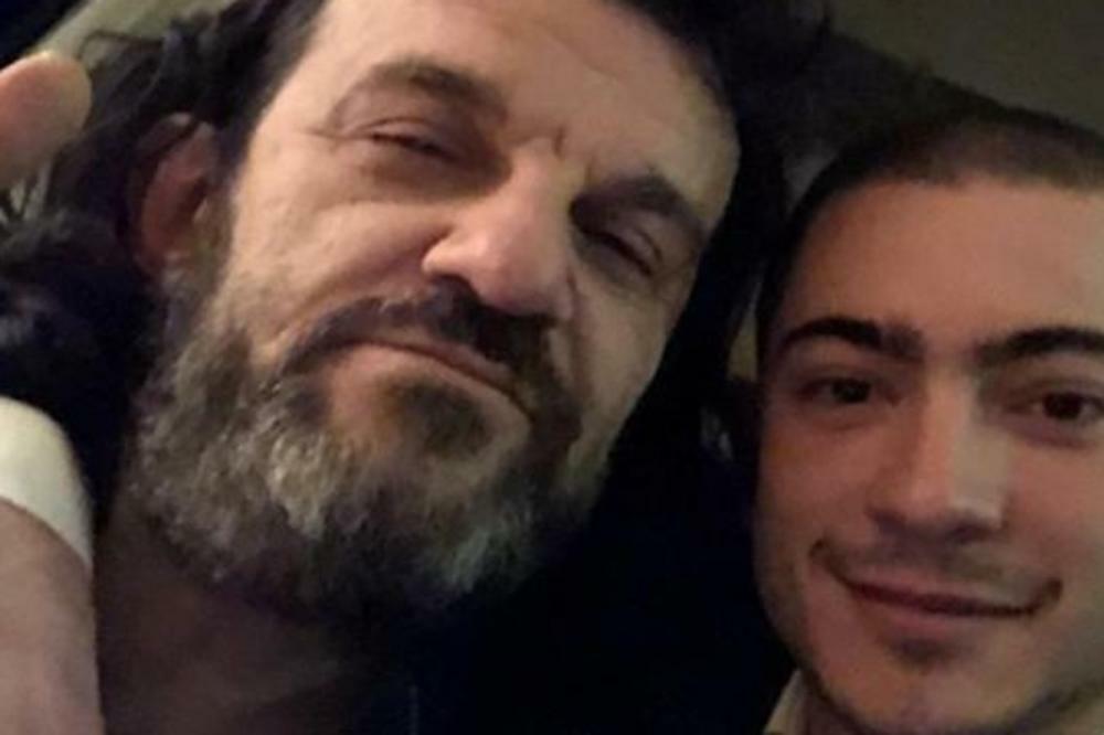 ŠOK! PEVAČ SA 5 GOLIH DEVOJAKA U KREVETU ZA VREME POLICIJSKOG ČASA: Orgijao u vreme korone!?