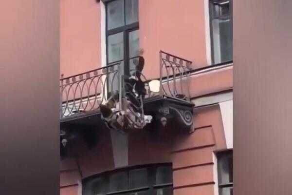 STRAŠAN SNIMAK LJUBAVNOG PARA NA TERASI! Uhvaćen TRENUTAK užasa, ona završila na pločniku u donjem vešu (VIDEO)