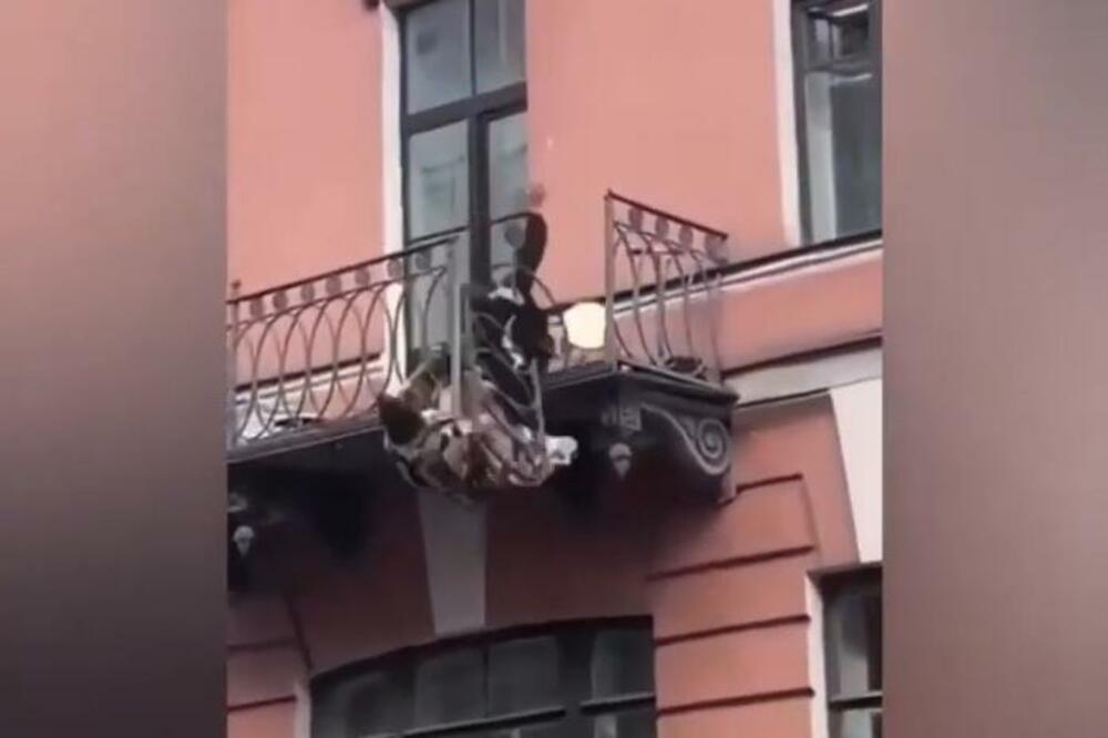 STRAŠAN SNIMAK LJUBAVNOG PARA NA TERASI! Uhvaćen TRENUTAK užasa, ona završila na pločniku u donjem vešu (VIDEO)