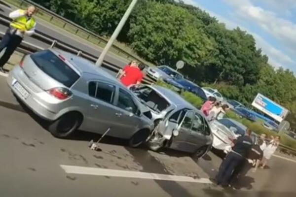 ČETIRI VOZILA SLUPANA, TROJE LJUDI POVREĐENO: Lančani sudar na auto-putu Beograd-Niš (VIDEO)