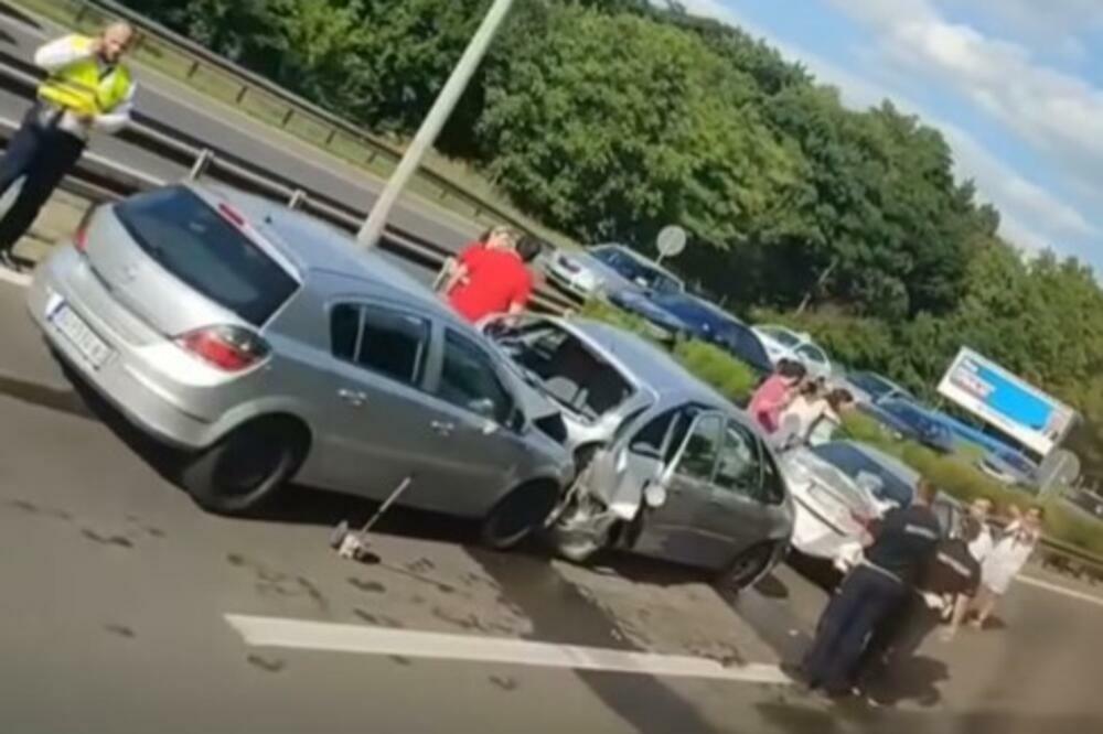 ČETIRI VOZILA SLUPANA, TROJE LJUDI POVREĐENO: Lančani sudar na auto-putu Beograd-Niš (VIDEO)