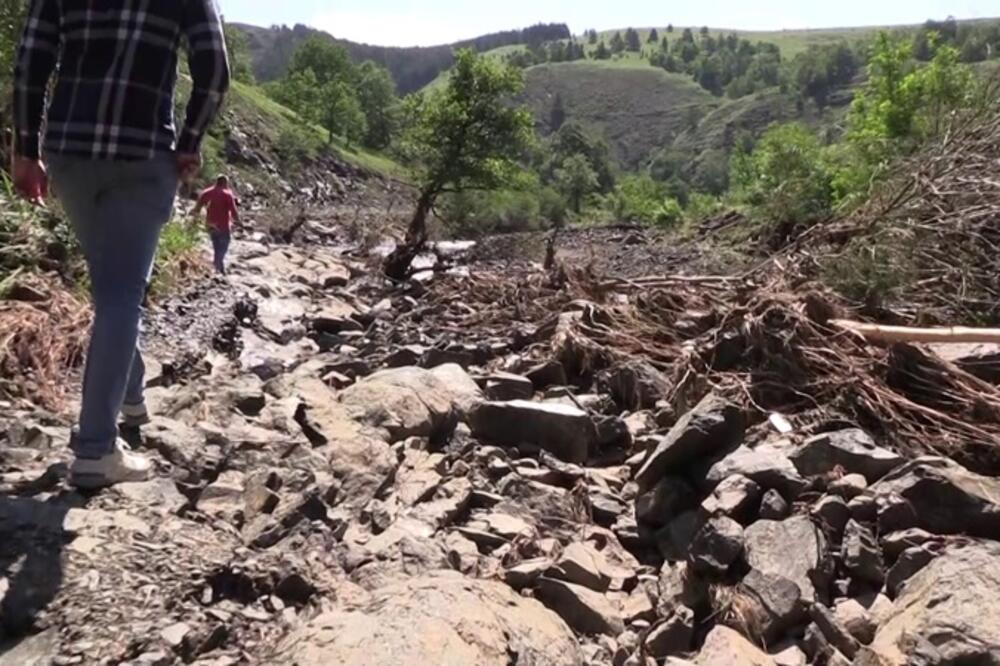 DVE PORODICE KOD POŽEGE POTPUNO ODSEČENE OD SVETA: Nezapamćeno NEVREME dovelo do VANREDNE situacije OVDE! (FOTO)
