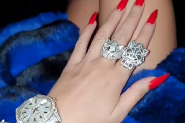 O NJOJ SE ZNA SAMO ŠTO ŽELI!NA JEDNOJ RUCI NOSI NAKIT VREDAN 17 STANOVA U BEOGRADU: Od Srbije beži ko ĐAVO OD KRSTA