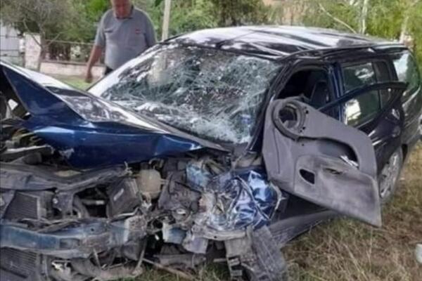 POVREĐENO ČETVORO MLADIH, A VOZILO POTPUNO SMRSKANO: Jezive fotografije sa LICA MESTA u Čeneju! (FOTO)