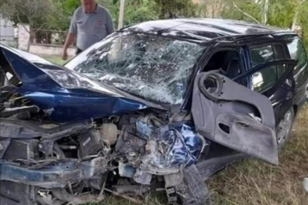 POVREĐENO ČETVORO MLADIH, A VOZILO POTPUNO SMRSKANO: Jezive fotografije sa LICA MESTA u Čeneju! (FOTO)