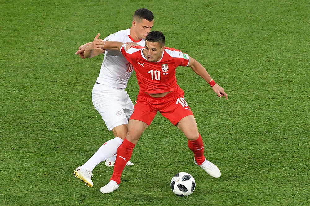 FIFA GLUMI MIROTVORCA: Albanski provokator kraj Dušana Tadića, JOŠ GA GRLI! A šta rade Mesi i Ronaldo? (FOTO)