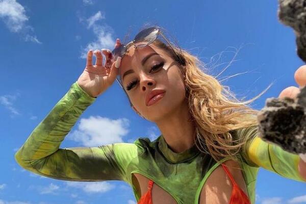 NAŠ PEVAČ IMA TAKVU PUCAČICU OD ŽENE DA JOJ NEMA RAVNE: Lepotica RASTRGLA muški rod, OSKUDNI kupaći OCRTAVA SVE!