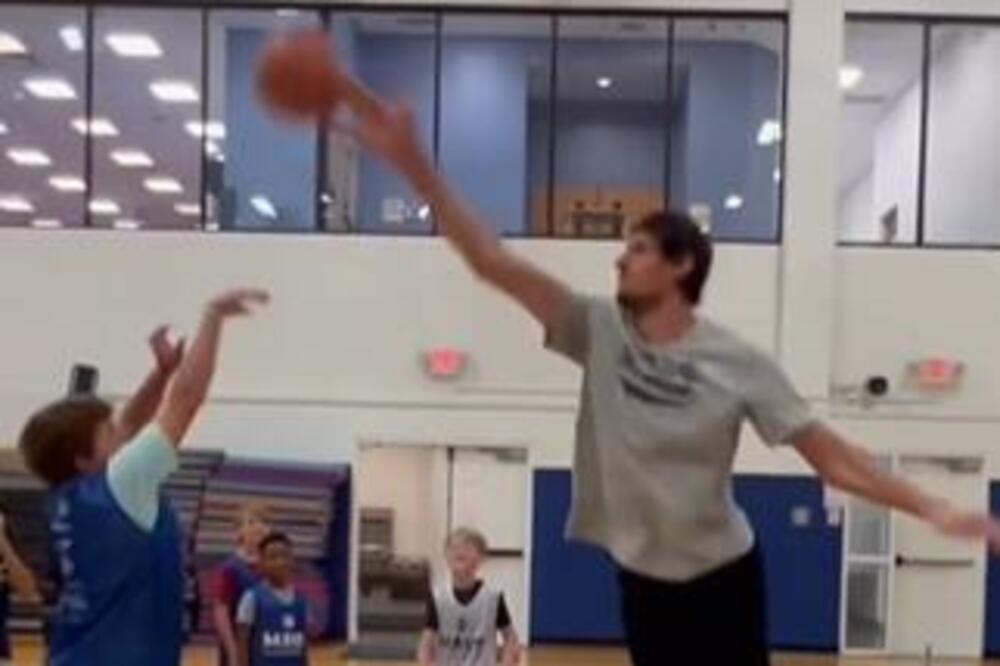 IGRA I ZABAVA! Klinci pokušavaju da poentiraju preko Bobija, ali on to NE DOZVOLJAVA! (VIDEO)