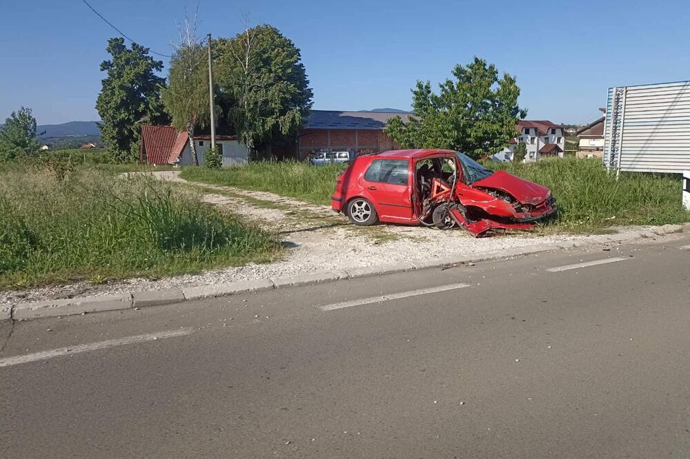 SMRSKAN GOLF IZVLAČILI IZ KANALA! Vozač izgubio kontrolu i sleteo sa puta u okolini Topole