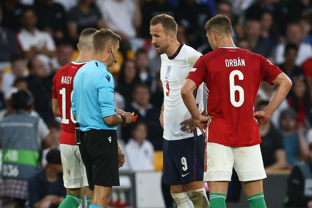 ENGLEZI KLEČALI, MAĐARI IGRALI, ALI I BOLJE GLUMILI: Suludi crveni karton i BRUKANJE Kejna za "Zlatnu malinu" VIDEO
