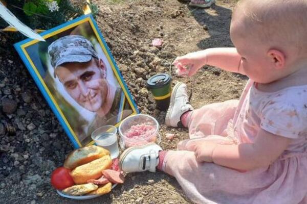 PRETUŽNA SCENA LOMI SRCA: Ćerkica UBIJENOG ukrajinskog vojnika proslavila 1. ROĐENDAN na očevom GROBU! (FOTO)