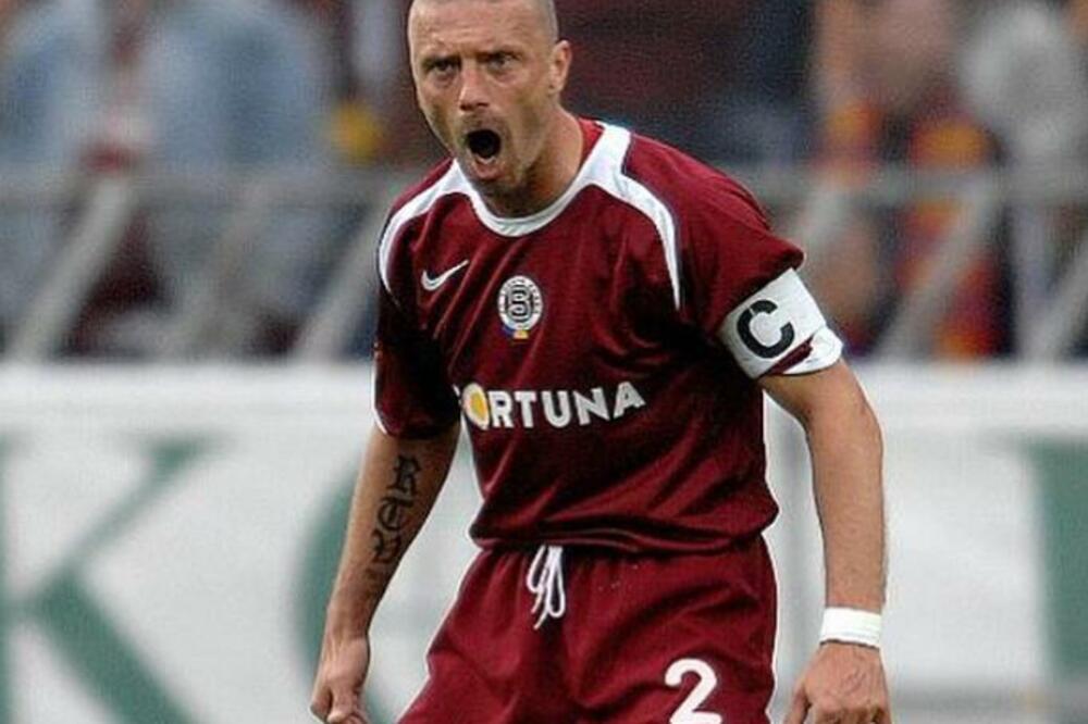 SMESTIO BIVŠU ŽENU KOD PSIHIJATRA! Nudio je kao ESKORT DAMU, završio u ZATVORU: Grubijan a u duši pisac!