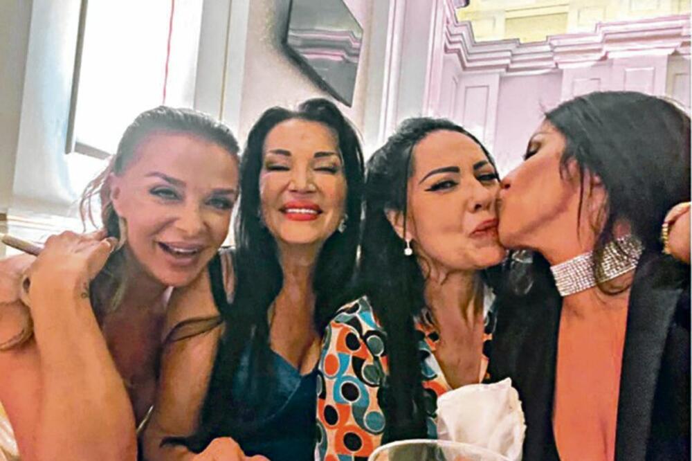 BALKANCI ODUŠEVLJENI PIJANOM SEKOM ALEKSIĆ: Ljubila se sa Zlatom, pipkala Janu, a onda PALA NA KOLENA!