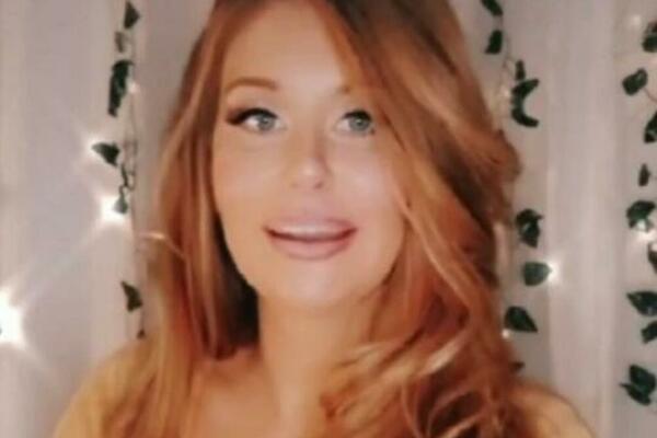 IMA DVE VAGINE, A SAD JE TO I POKAZALA NA SNIMKU: Stvarno je DUPLA, raspametiće vas (VIDEO)