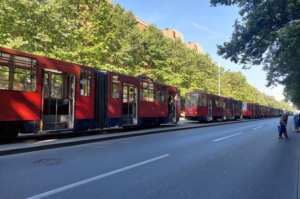 ŠOK SLIKA IZ BEOGRADA! 7 tramvaja stoje kao UKOPANI, evo šta se dešava (FOTO)