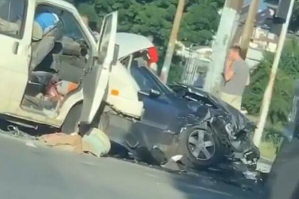 STRAVIČAN PRIZOR: Vozila potpuno UNIŠTENA, ima povređenih u jezivom sudaru u Sarajevu! (VIDEO)