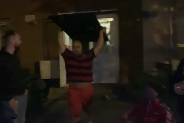 KAO BESAN PAS ISTRČAO NAPOLJE I TRESNUO GA NA POD: Komšije se šokirale kada su videle KOLIKI JE (VIDEO)