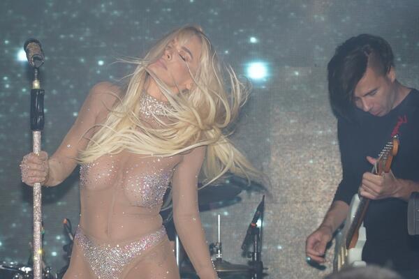 Fatalna plavuša rešila da ode na luksuznu destinaciju: Tamo ne provodi vreme sama, odlučila da uživa za sve pare