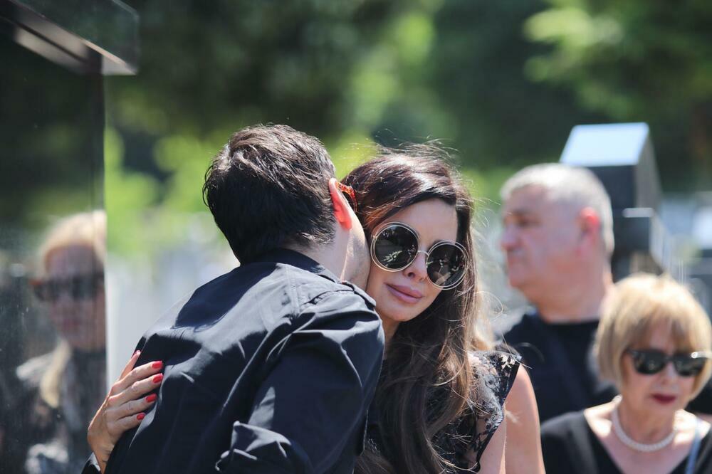 SVI ZABRINUTI ZBOG NIKOLINE PIŠEK: Pojavila se na GROBLJU u TEŠKOM STANJU!