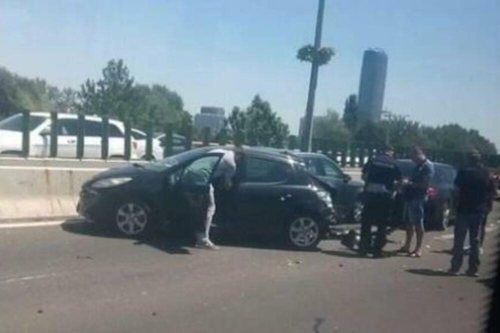 LANČANI NA GAZELI! 6 AUTOMOBILA UNIŠTENO, SAOBRAĆAJ MILI