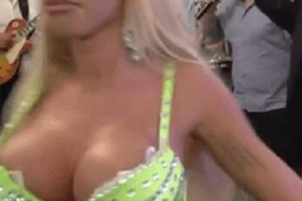 TURKINJA RADILA VRELU STVAR SVIM GOSTIMA IŠLA OD JEDNOG DO DRUGOG: Ovako su joj izgledale GRUDI posle svega (VIDEO)