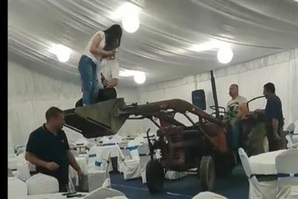 OVO JE NAJLUĐA SVADBA U SRBIJI: Pevačicu popeli na BAGER dizali je po ŠATRI, a onda se PREVRNULA i nastao KURCŠLUS!