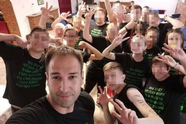 RAZREDNI STAREŠINA IZ ŠAPCA DOBIO NEVIĐEN POKLON OD ĐAKA: Gest oduševio CELU Srbiju! (FOTO)